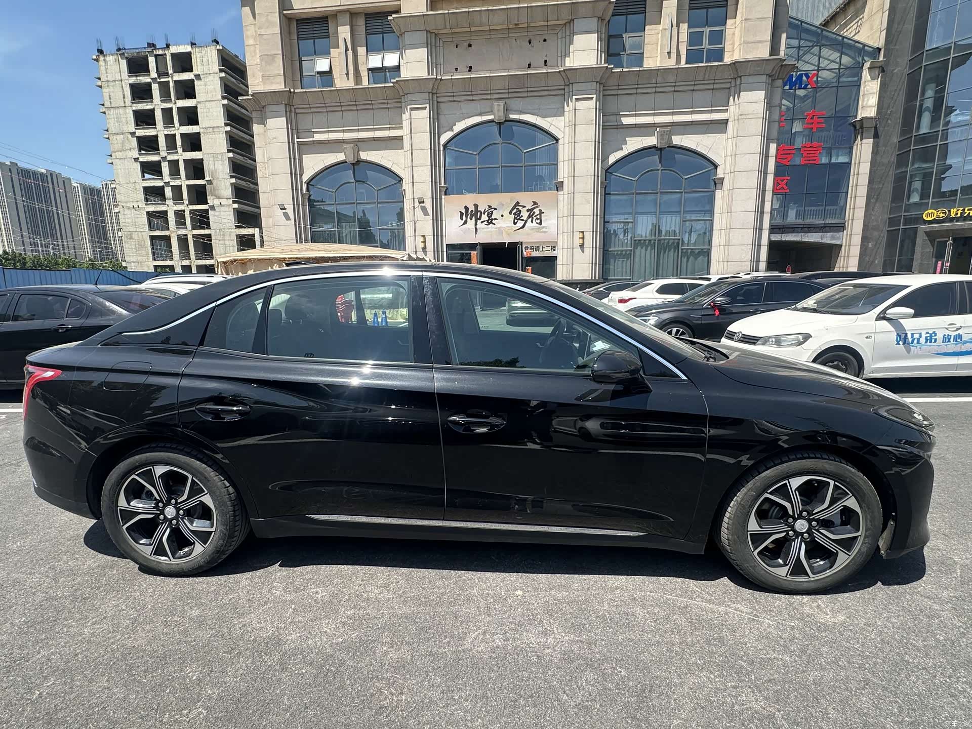 Hongqi QM5, 2022 4