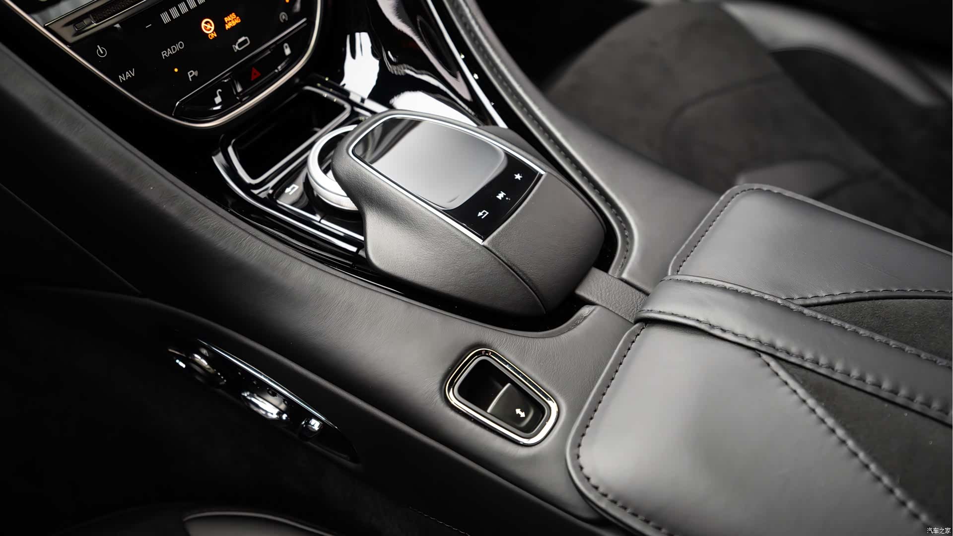 Aston Martin DBS, 2023 11