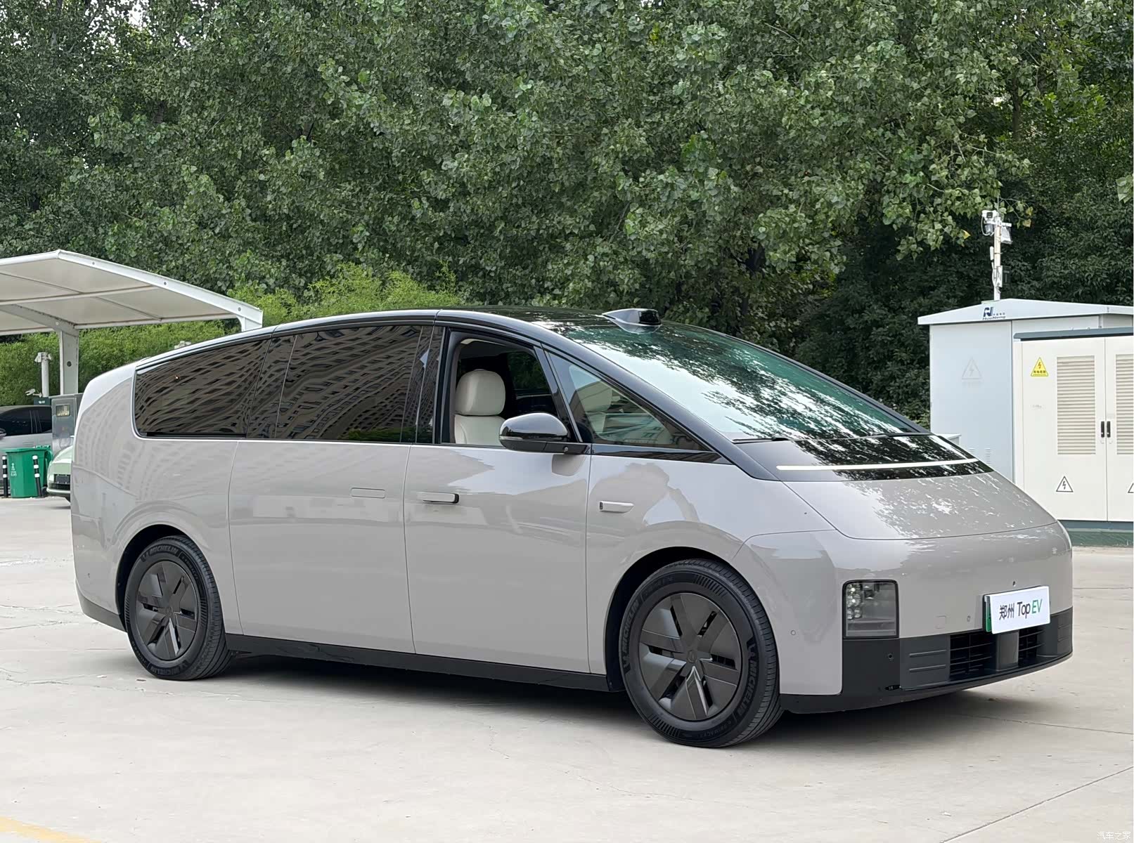 Li Auto MEGA, 2024 4