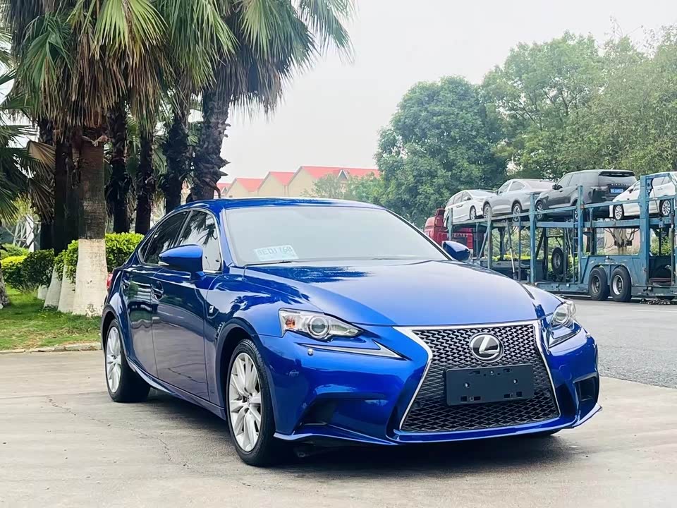 Lexus IS
