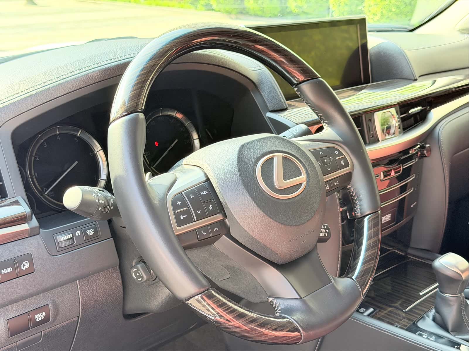 Lexus LX, 2019 4