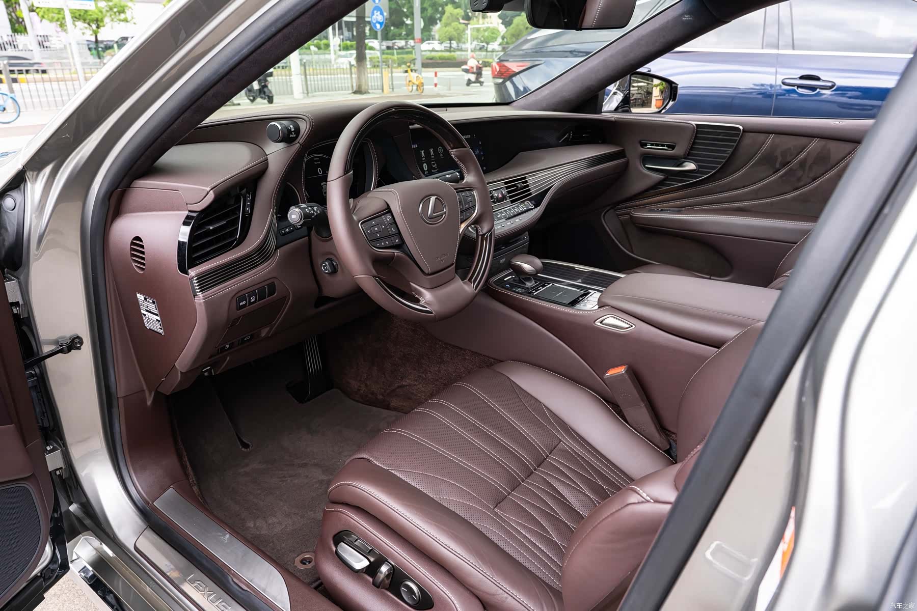 Lexus LS, 2019 9