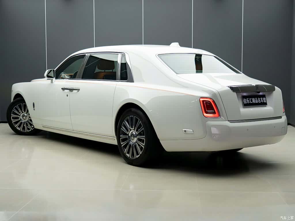 Rolls-Royce Phantom, 2022 4