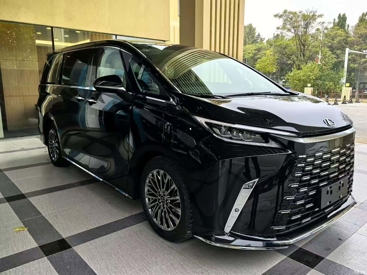 Lexus LM, 2025 1