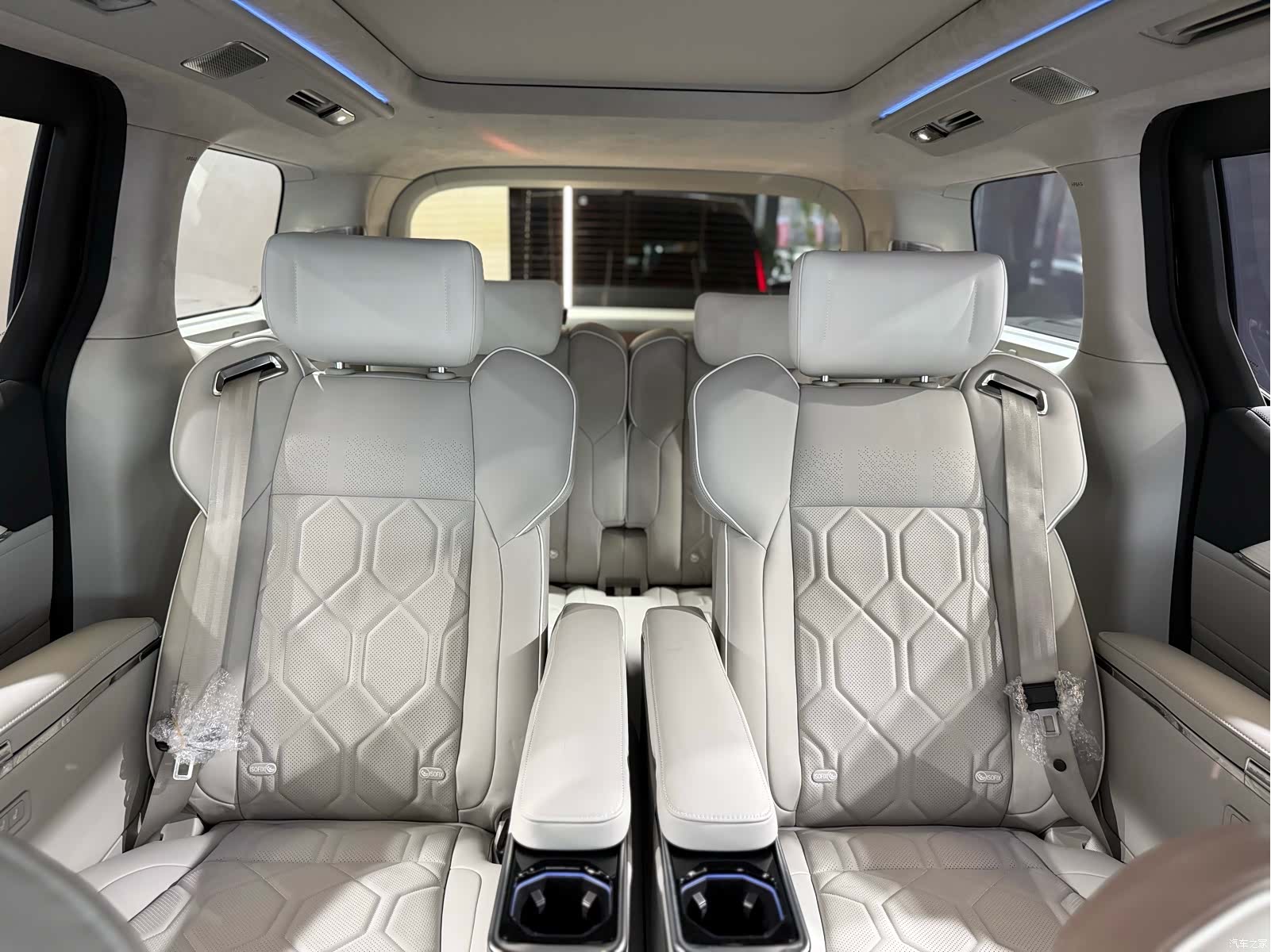 Volvo EM90, 2026 25