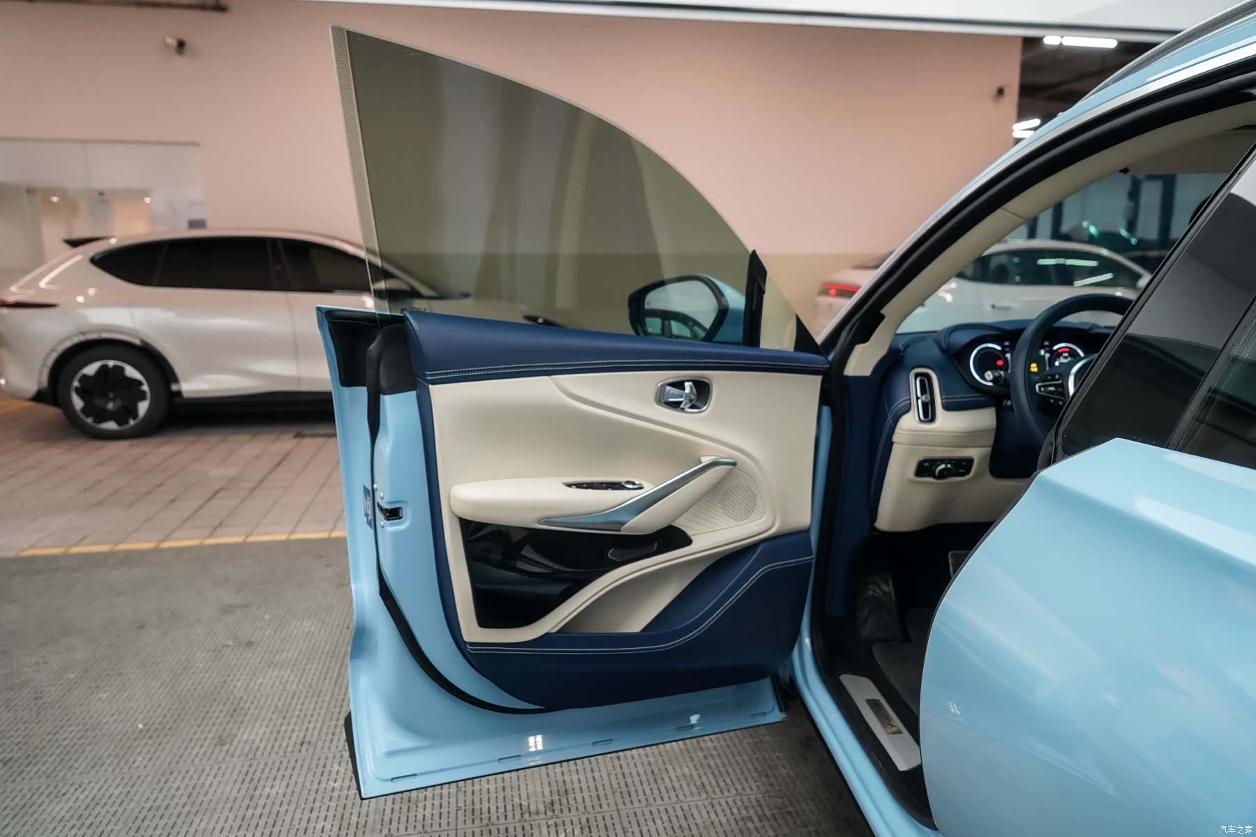 Aston Martin DBX, 2022 все фото