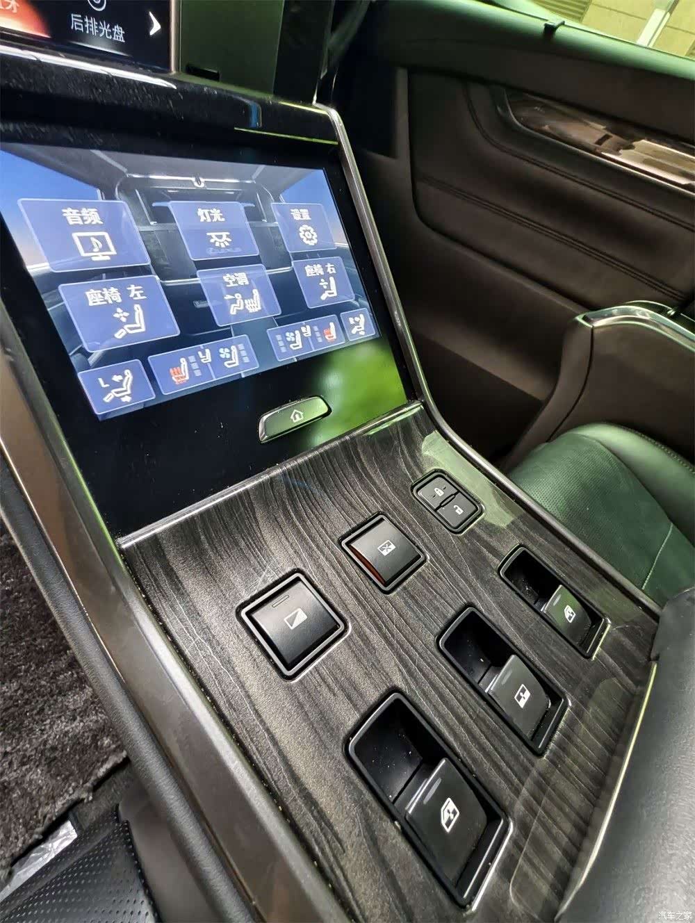 Lexus LM, 2023 4