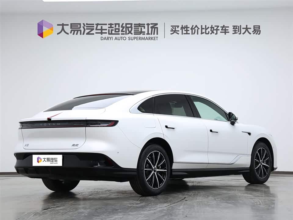 VOYAH Lantu chasing light