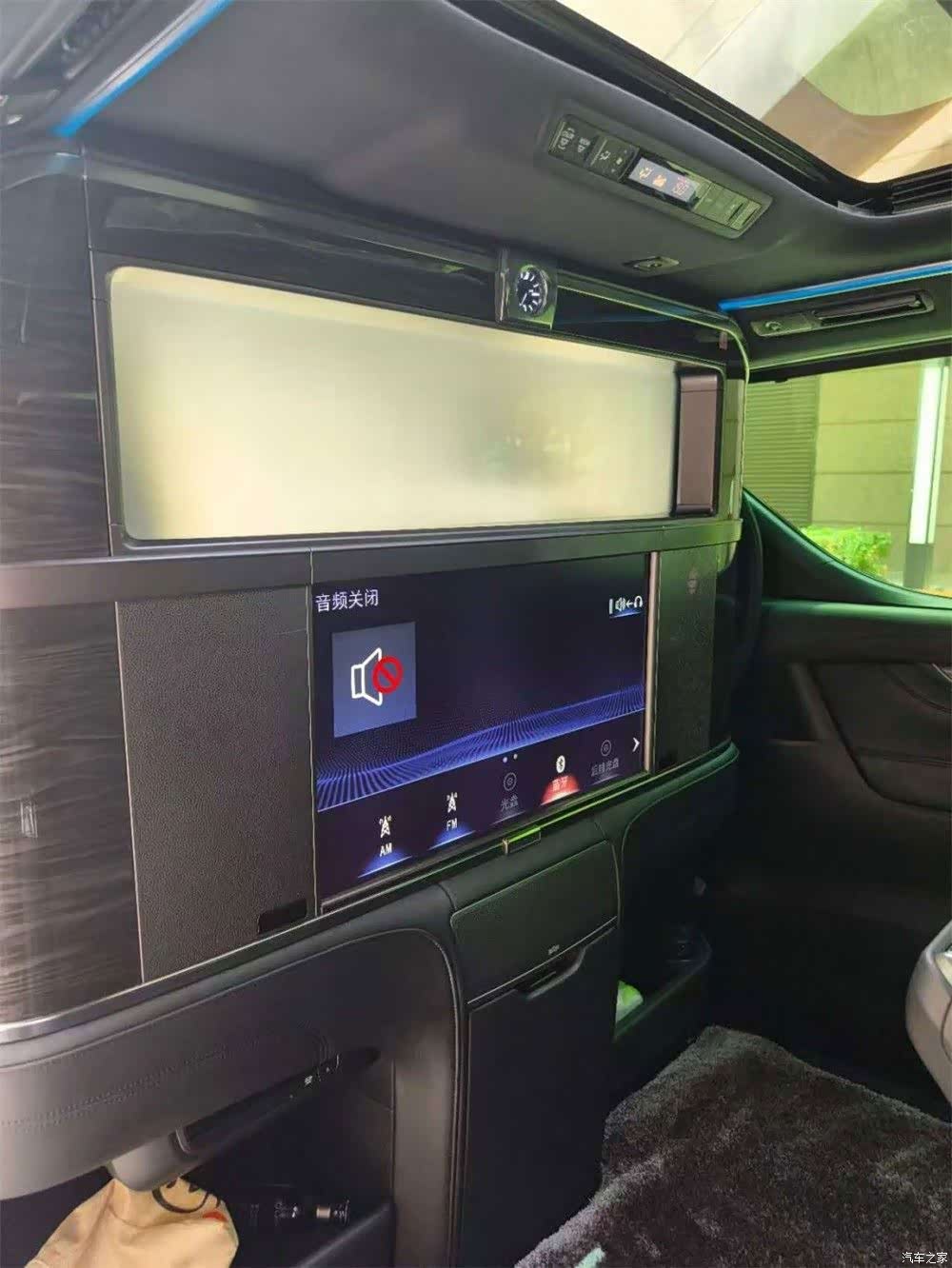 Lexus LM, 2023 все фото