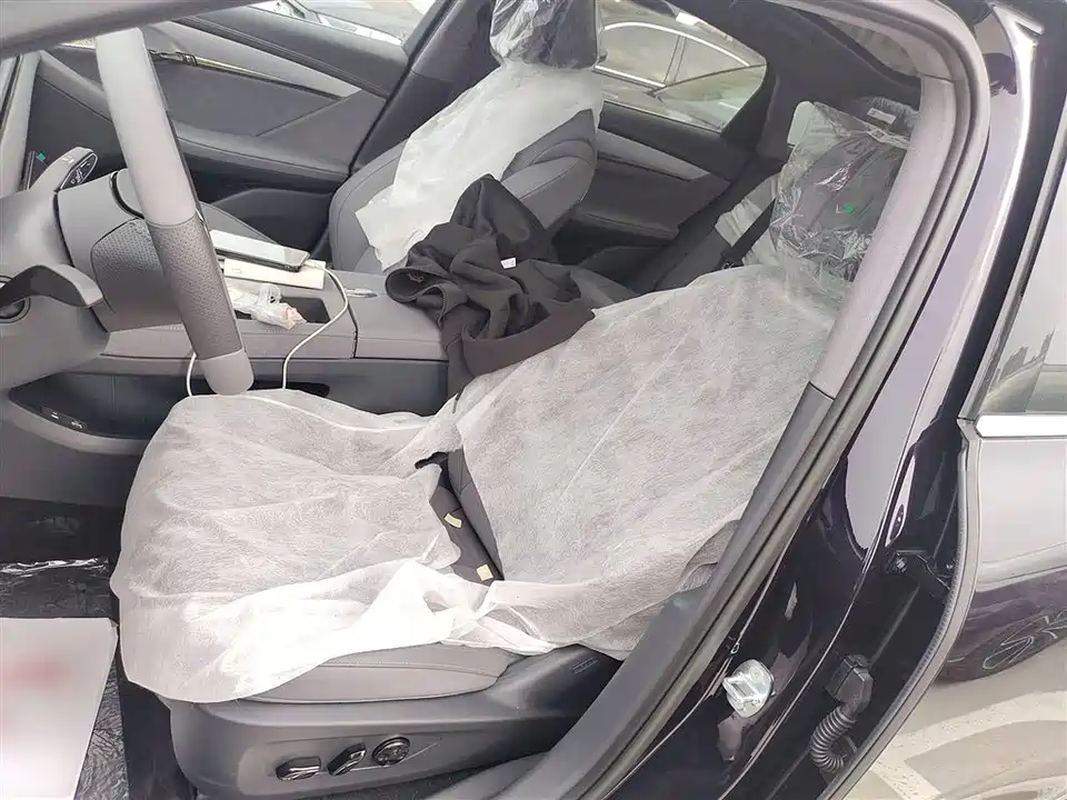 VOYAH Lantu chasing light