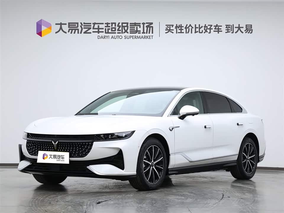 VOYAH Lantu chasing light