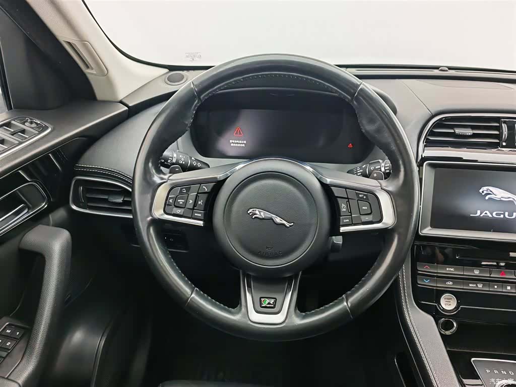 Jaguar F-PACE, 2016 11