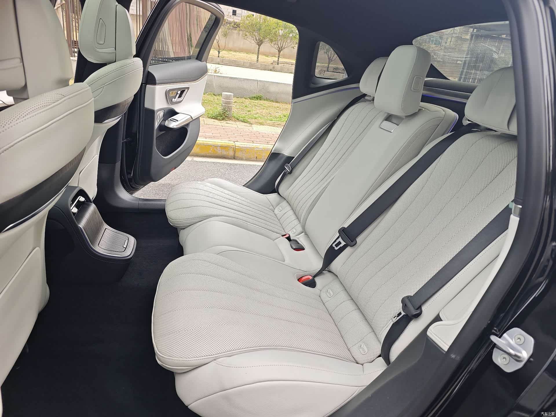 Mercedes-Benz E-Class, 2024 15