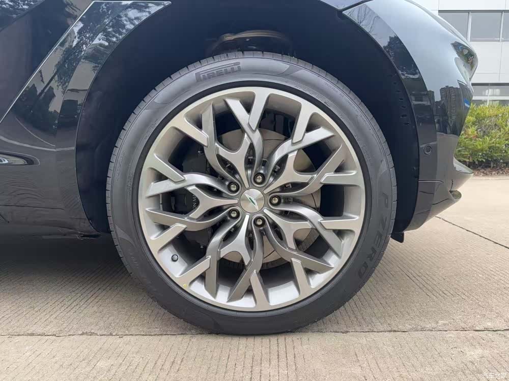 Aston Martin DBX, 2025 11