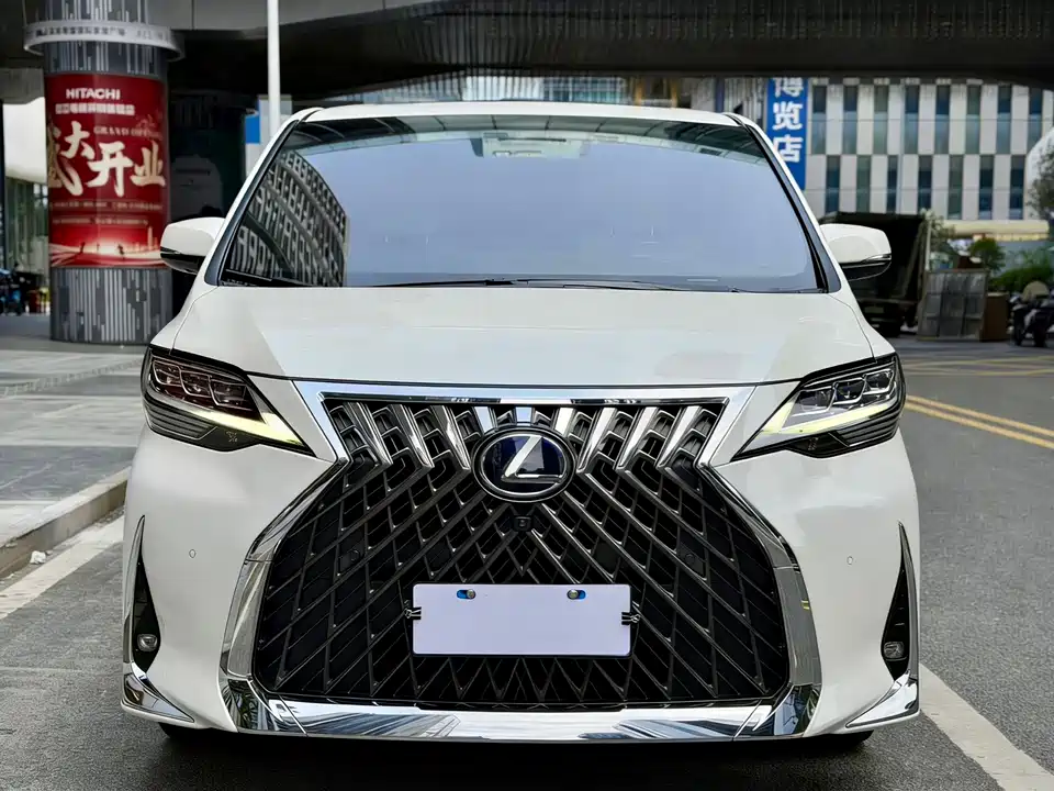 Lexus LM