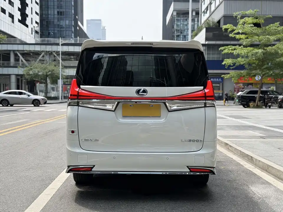 Lexus LM