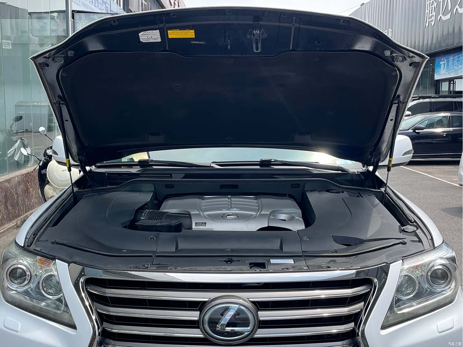Lexus LX, 2015 16