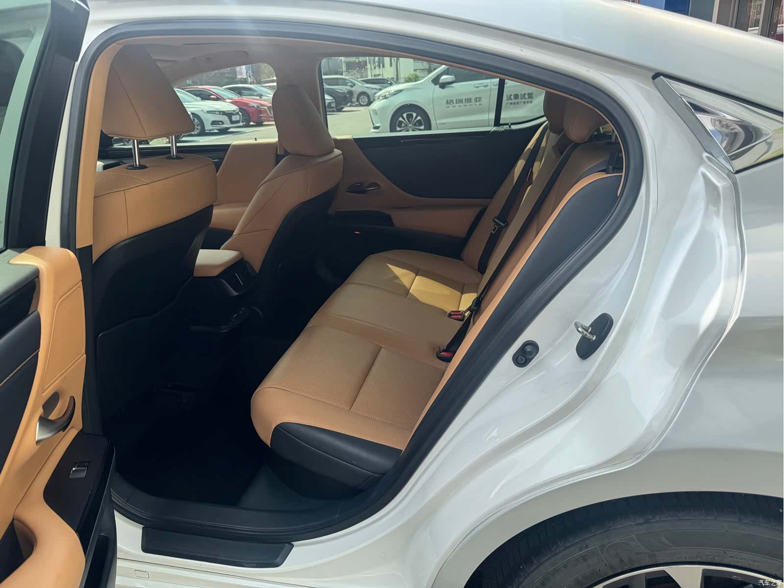 Lexus ES, 2021 4