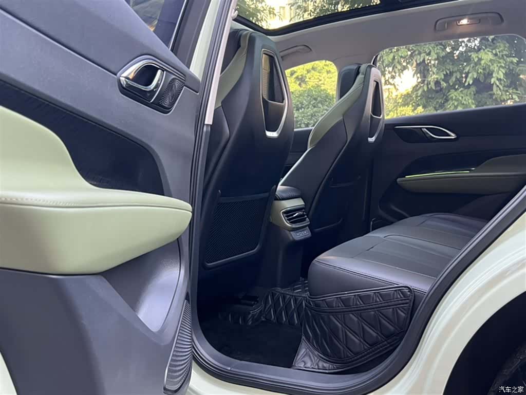 Hongqi HS3, 2023 18