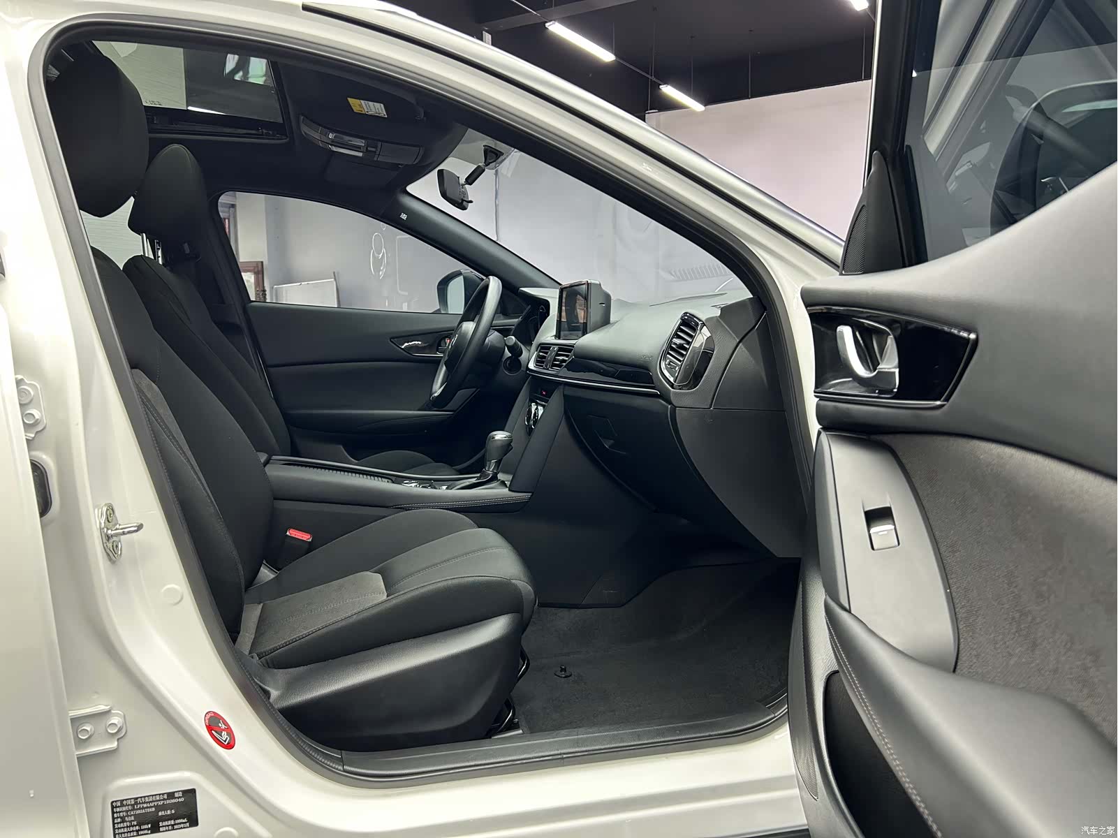 Mazda CX-4, 2023 21