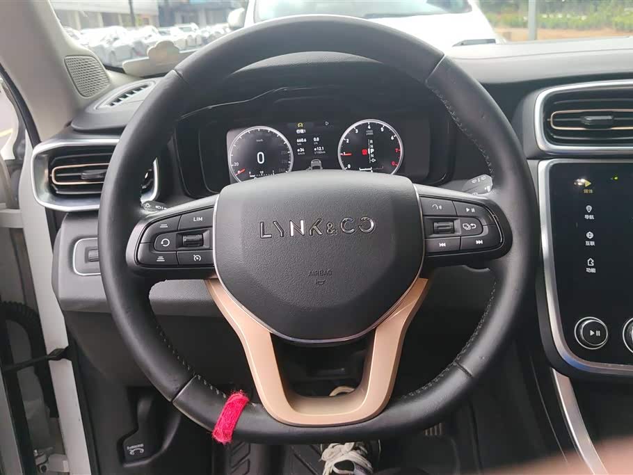 Lynk & Co 01