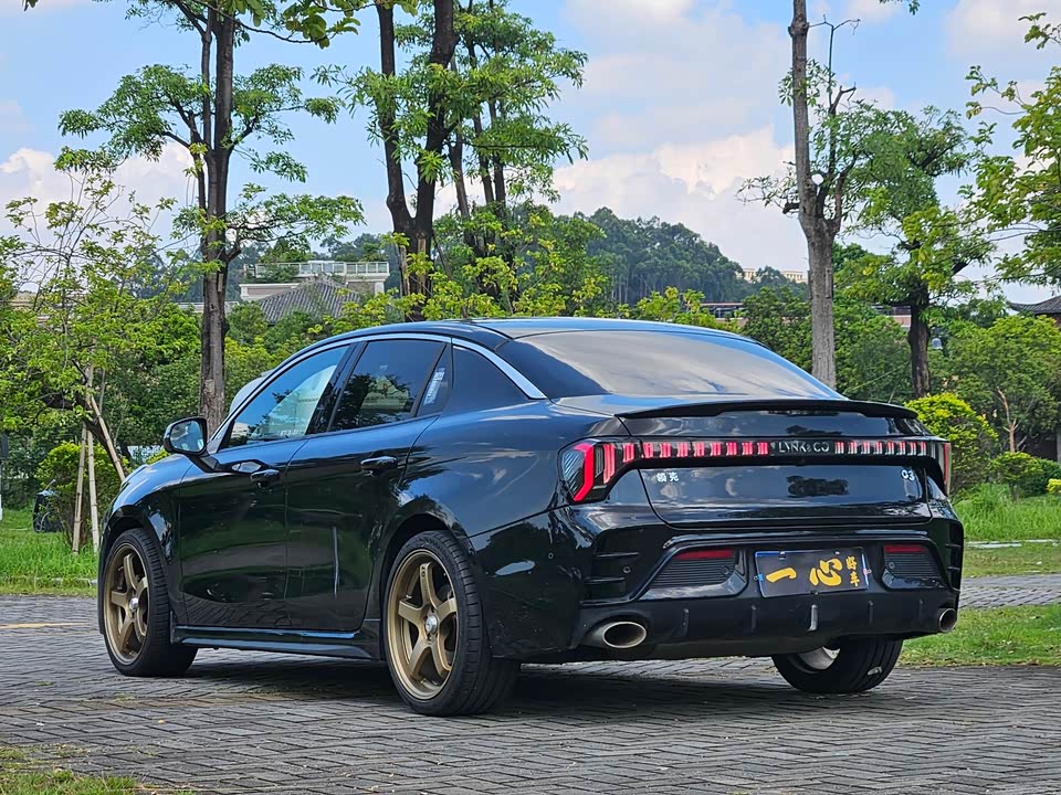 Lynk & Co 03