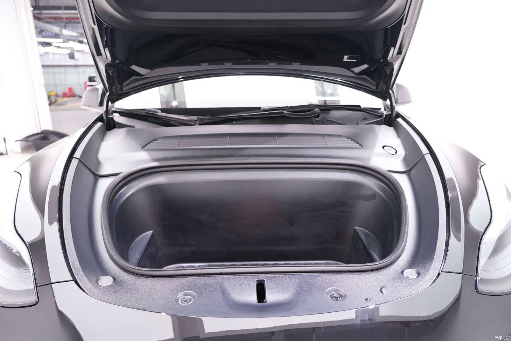 Tesla Model Y, 2023 17