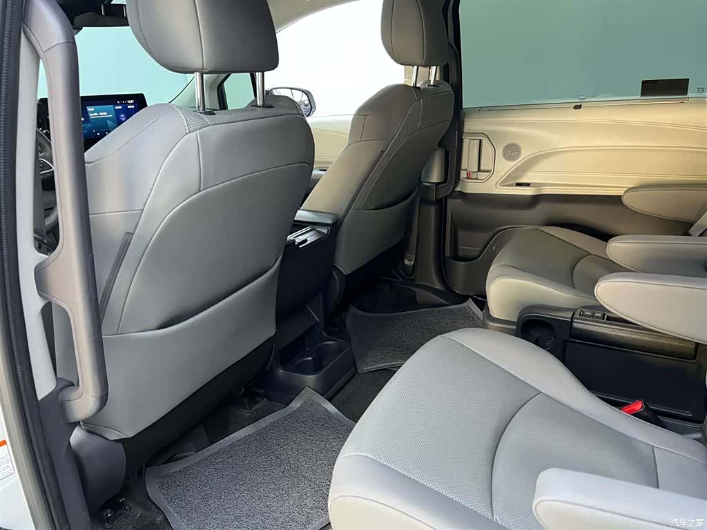 Toyota Granvia, 2024 16