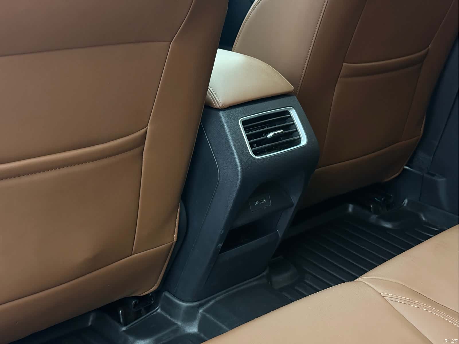 Geely X6, 2022 14