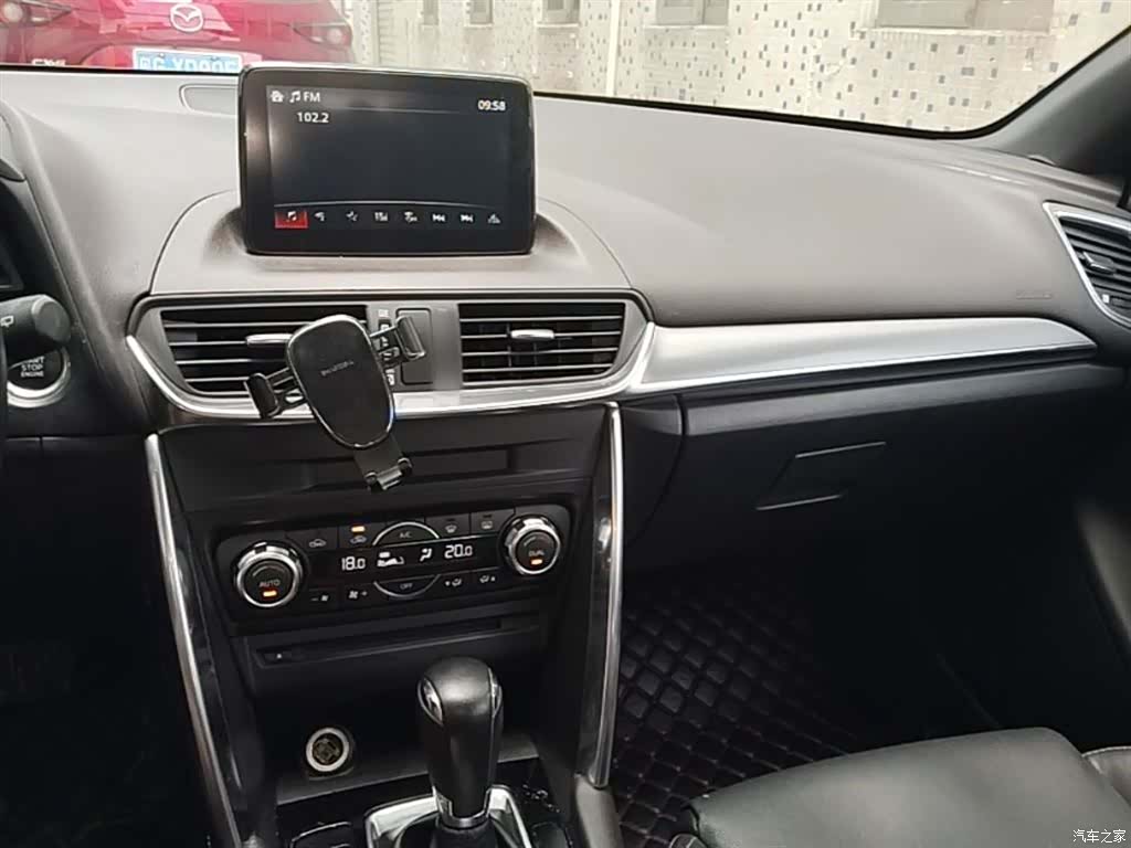 Mazda CX-4, 2019 10