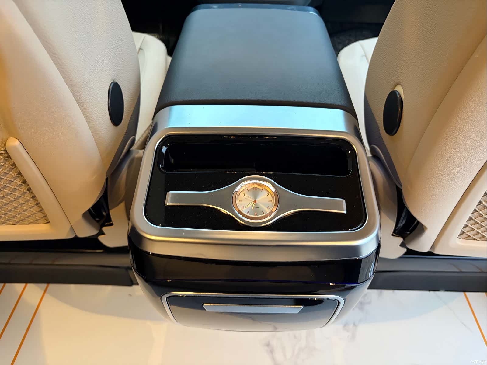 Mercedes-Benz 7, 2025 26