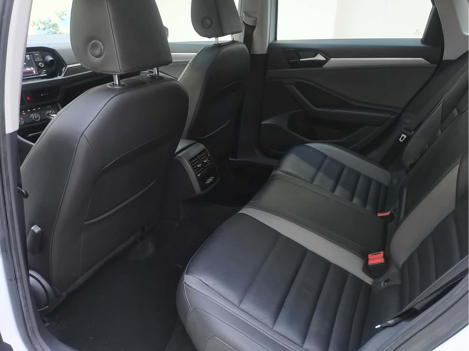 Volkswagen Sagitar, 2020 8