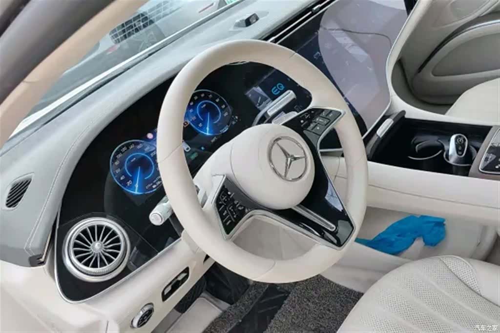 Mercedes-Benz EQS, 2024 4