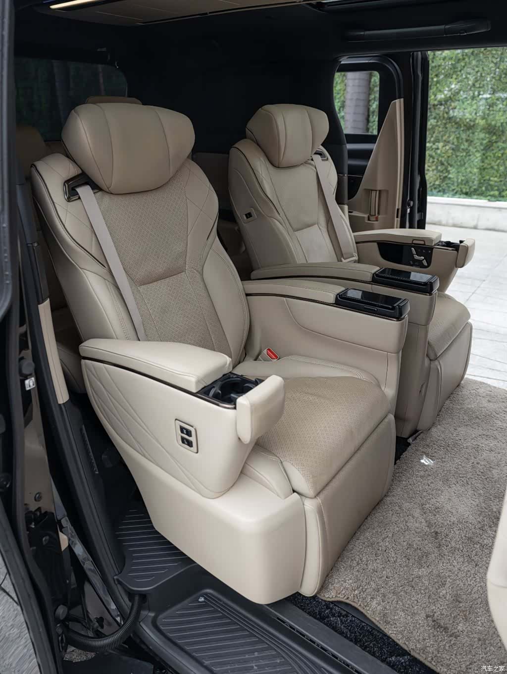 Toyota Alphard, 2024 18