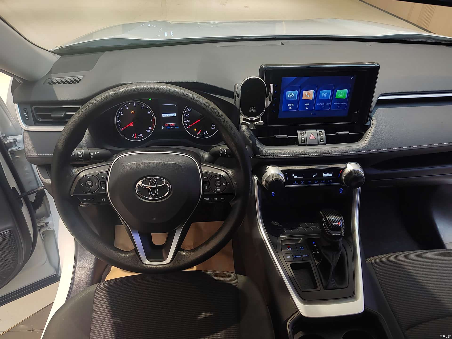 Toyota RAV4, 2022 11