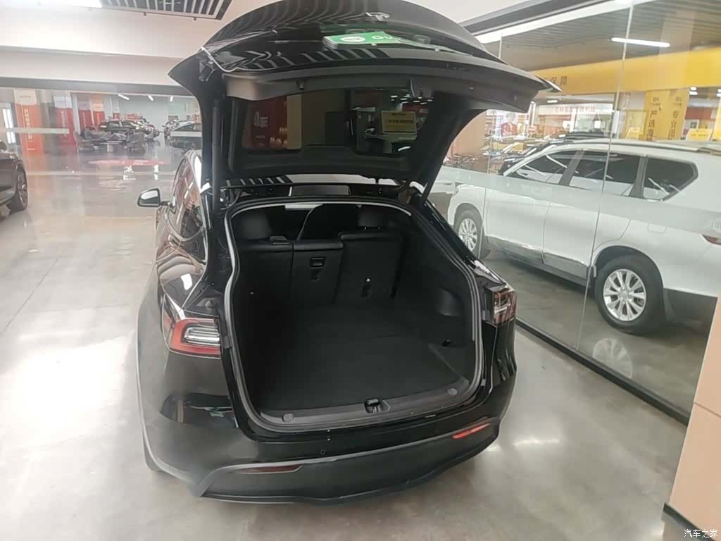 Tesla Model Y, 2023 19