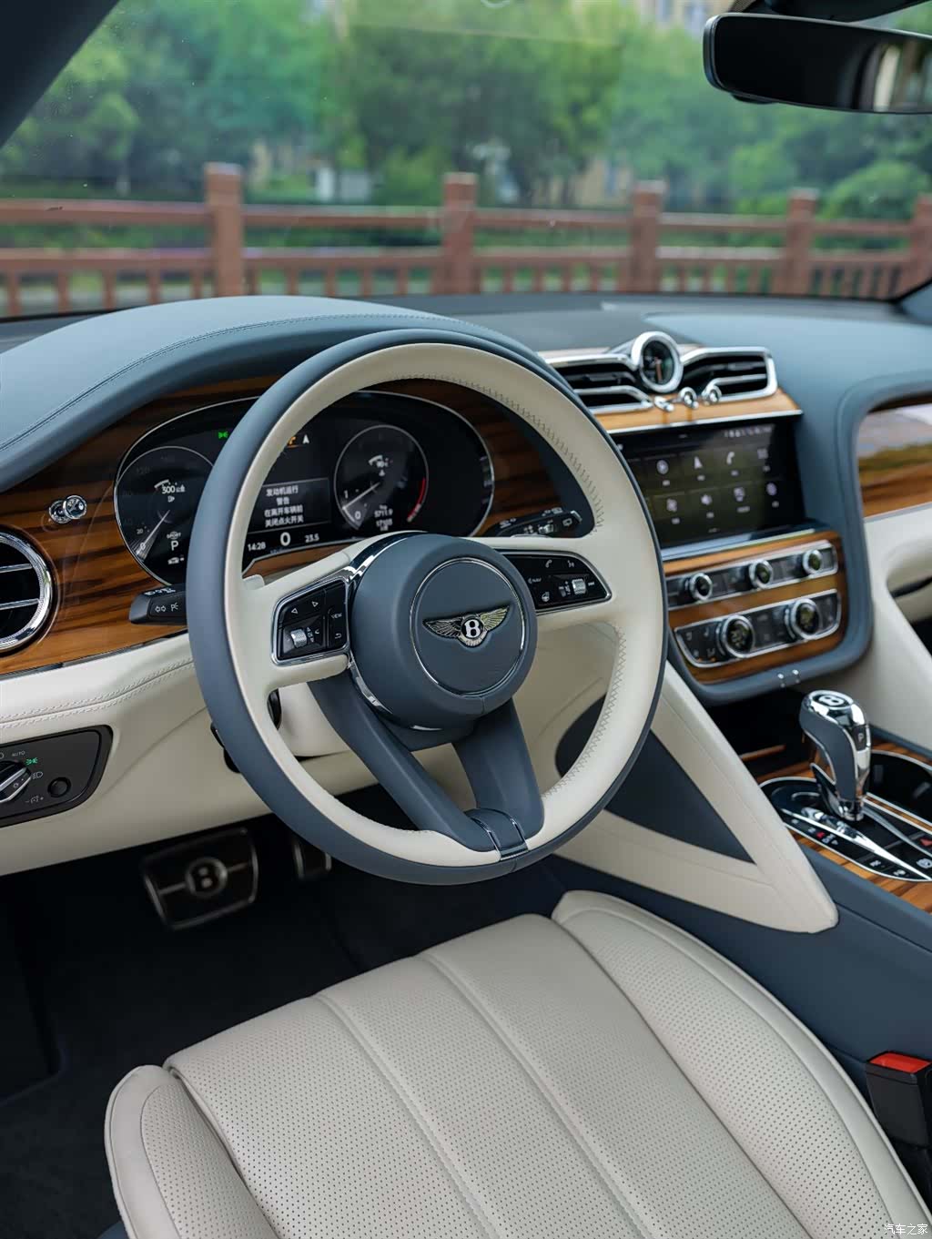 Bentley Bentayga, 2023 9