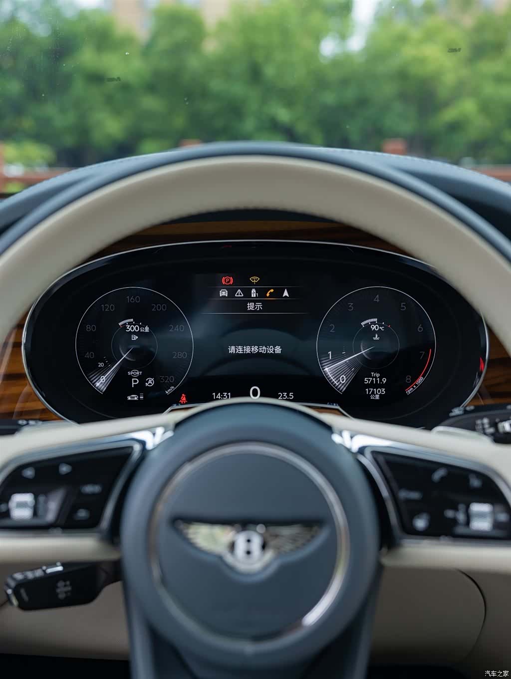 Bentley Bentayga, 2023 13