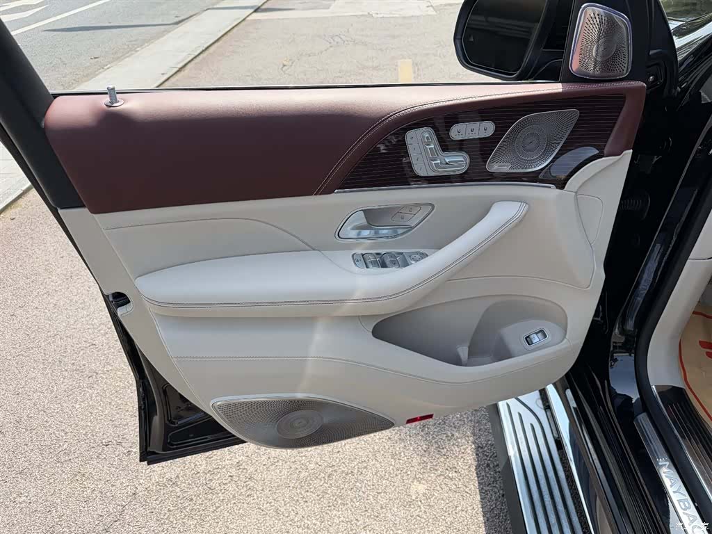 Maybach GLS, 2022 6