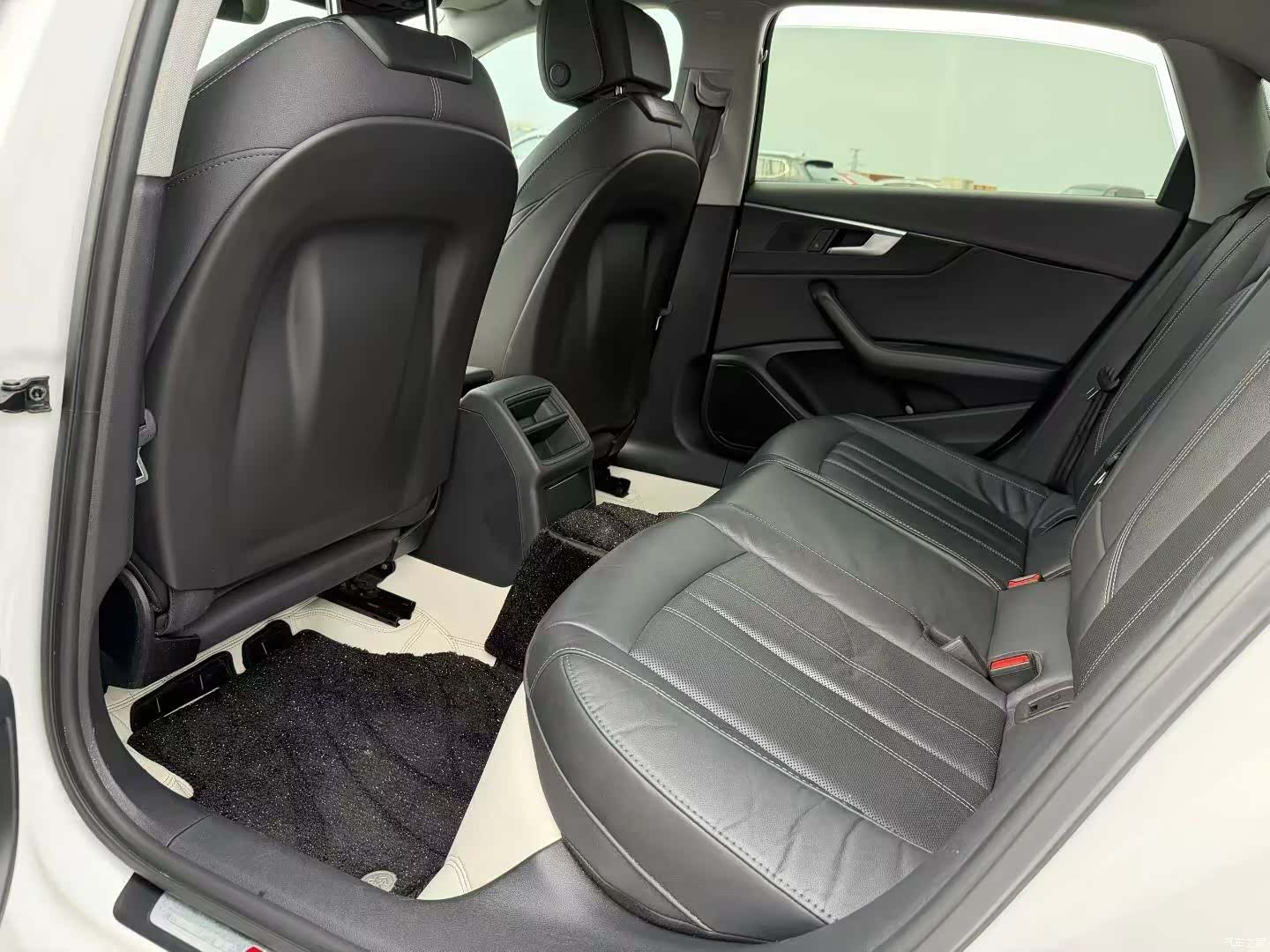 Audi A4L, 2023 все фото