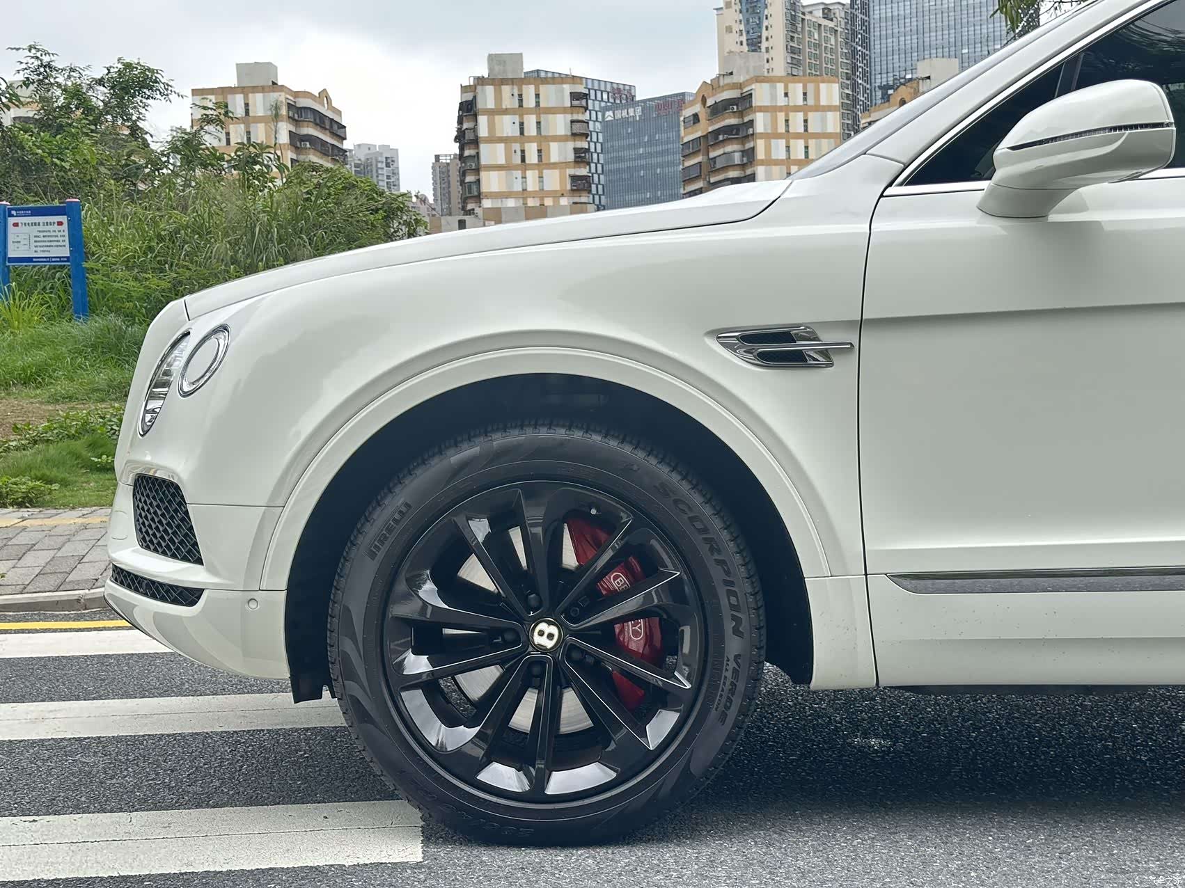 Bentley Bentayga, 2019 8