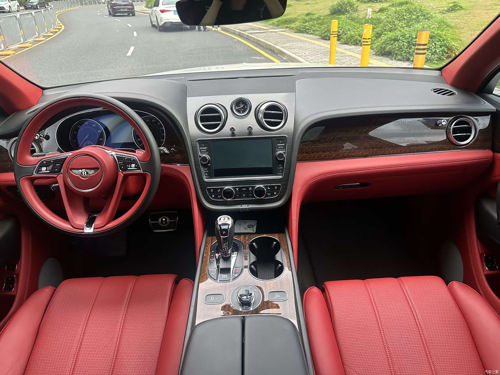 Bentley Bentayga, 2019 14