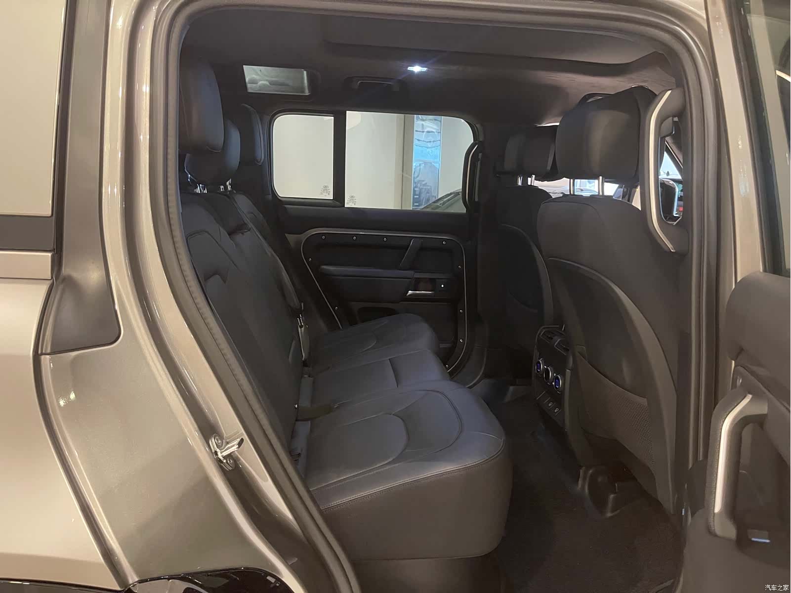 Land Rover Defender, 2024 7