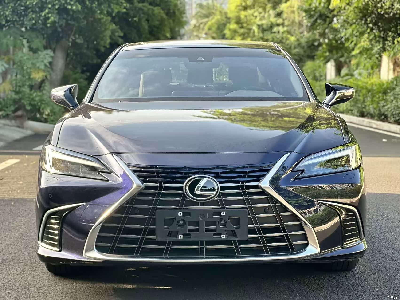 Lexus ES, 2025 1