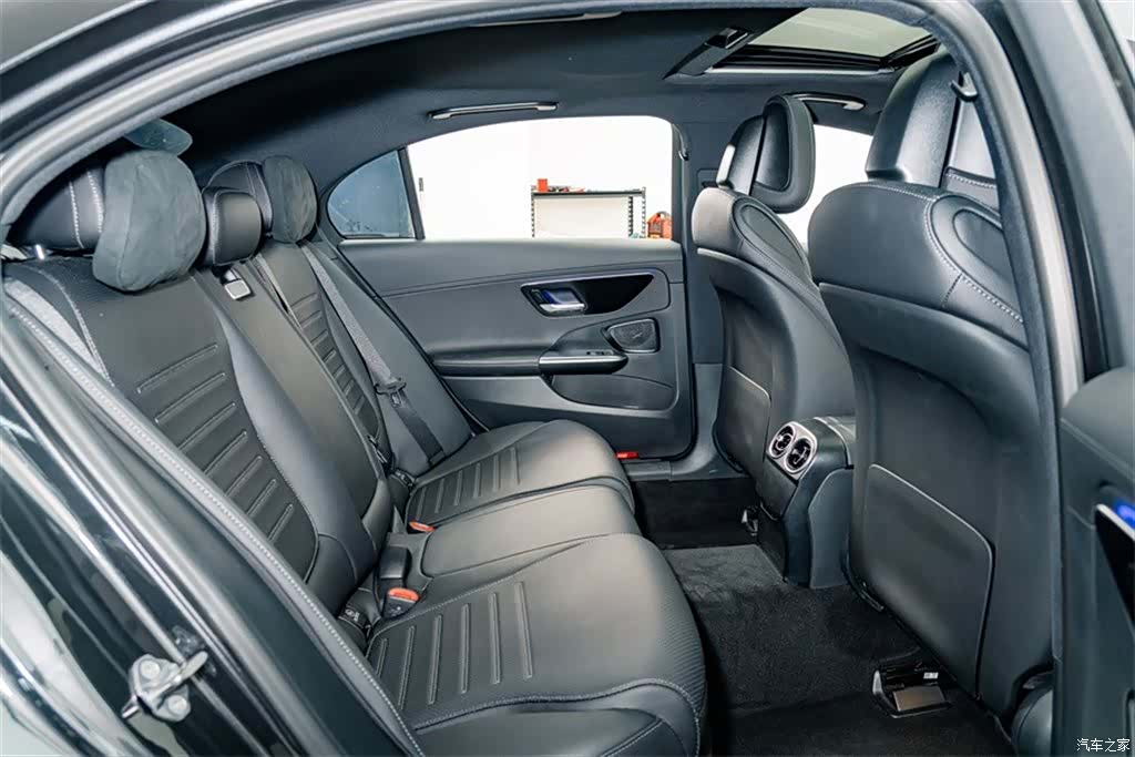 Mercedes-Benz C-Class, 2023 18