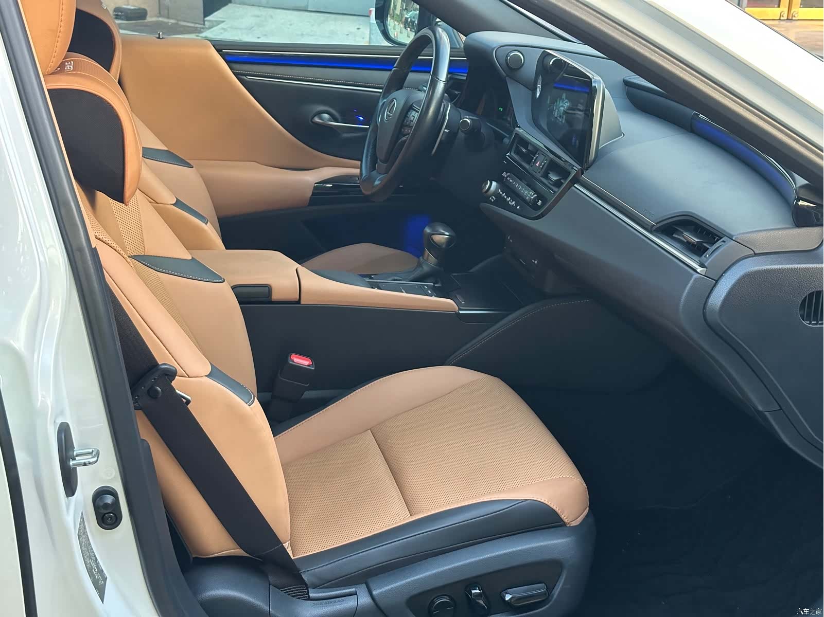 Lexus ES, 2022 все фото