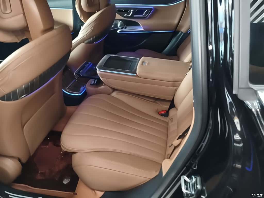 Mercedes-Benz E-Class, 2025 13