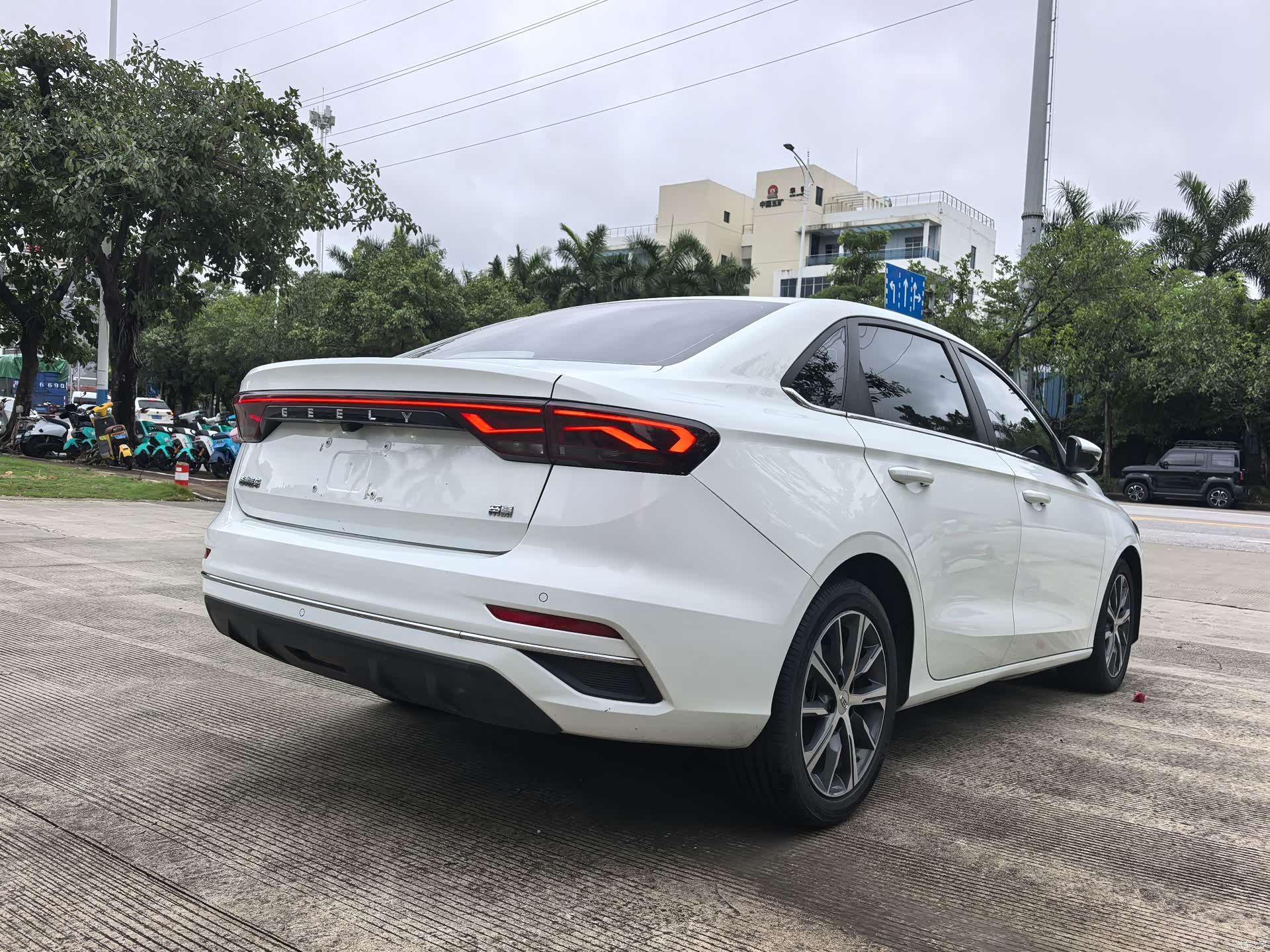 Geely Emgrand, 2023 15