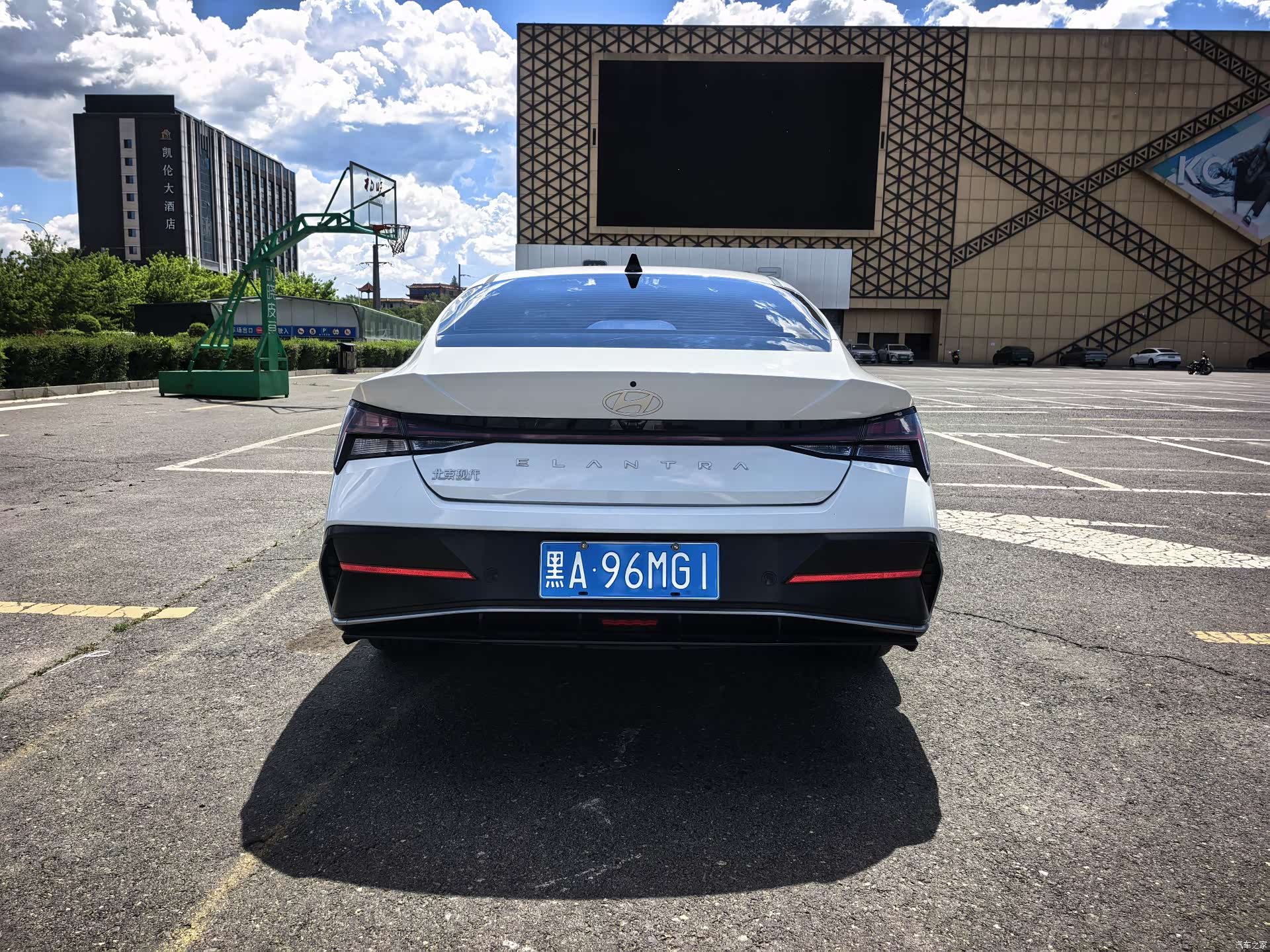 Hyundai Elantra, 2023 все фото