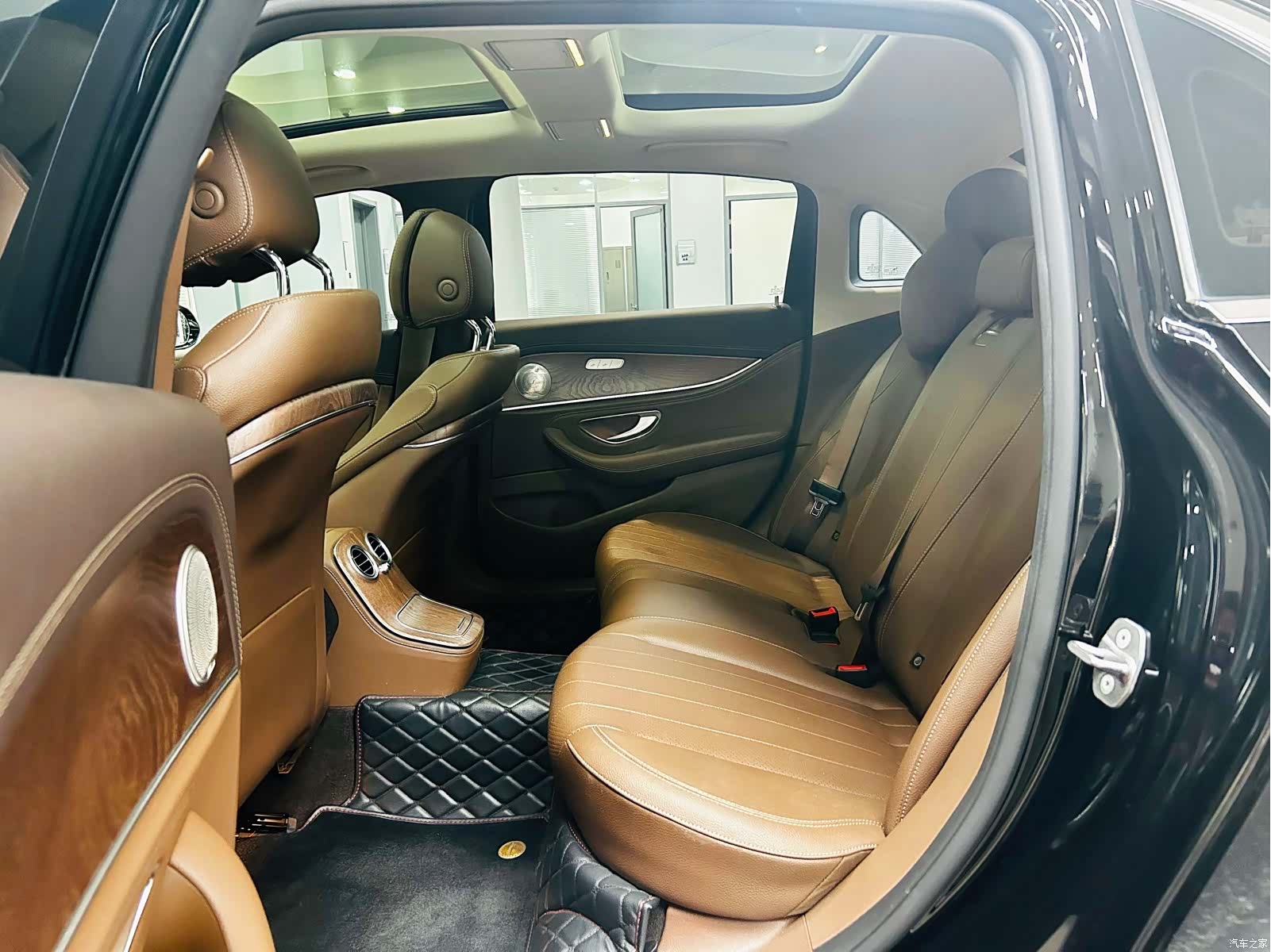 Mercedes-Benz E-Class, 2023 11